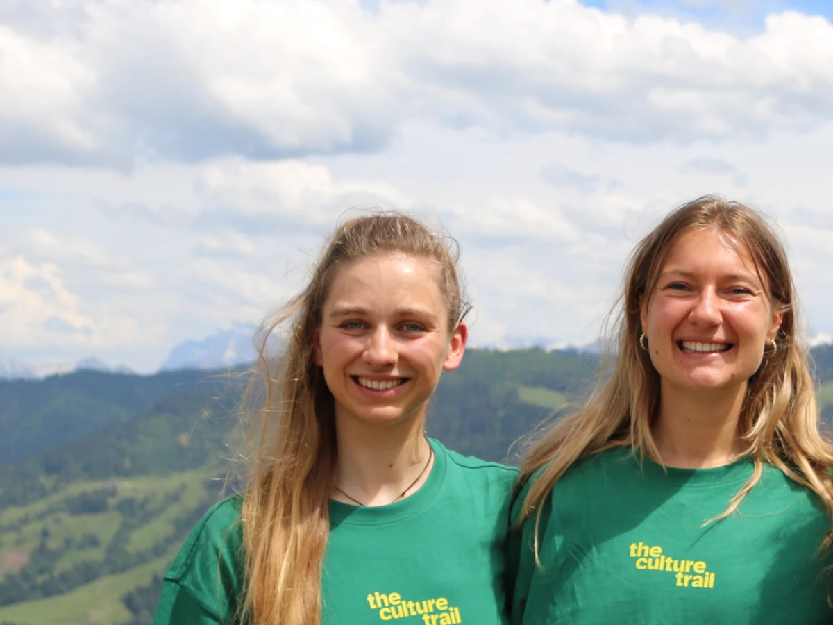 Ronja and Josien in The Culture Trail shirts, with the mountains behind them